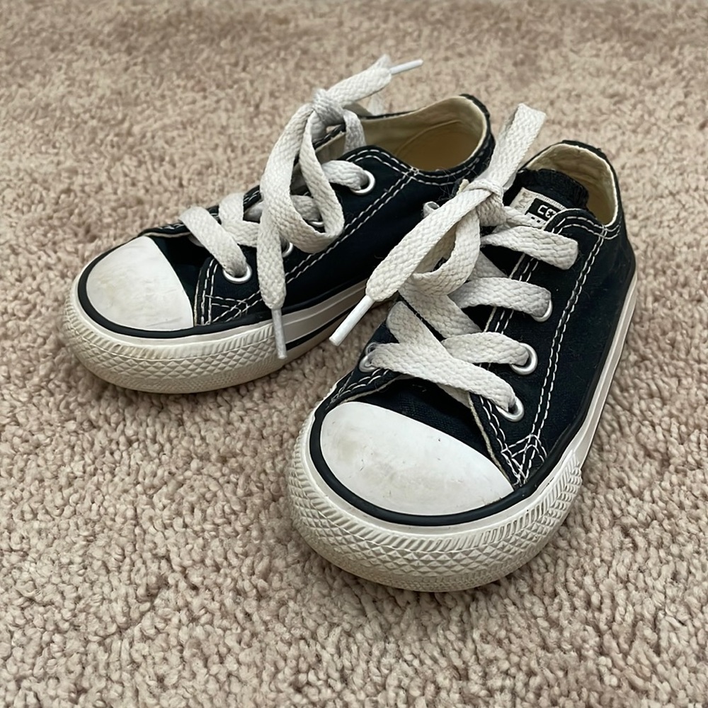 Black Toddler low top converse chuck Taylor’s size 6
